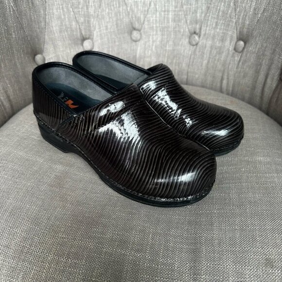 Dansko XP Clogs Sz 41 Black Grey Zebra Stripe Nursing Resistant Comfort Shoes - Picture 1 of 10